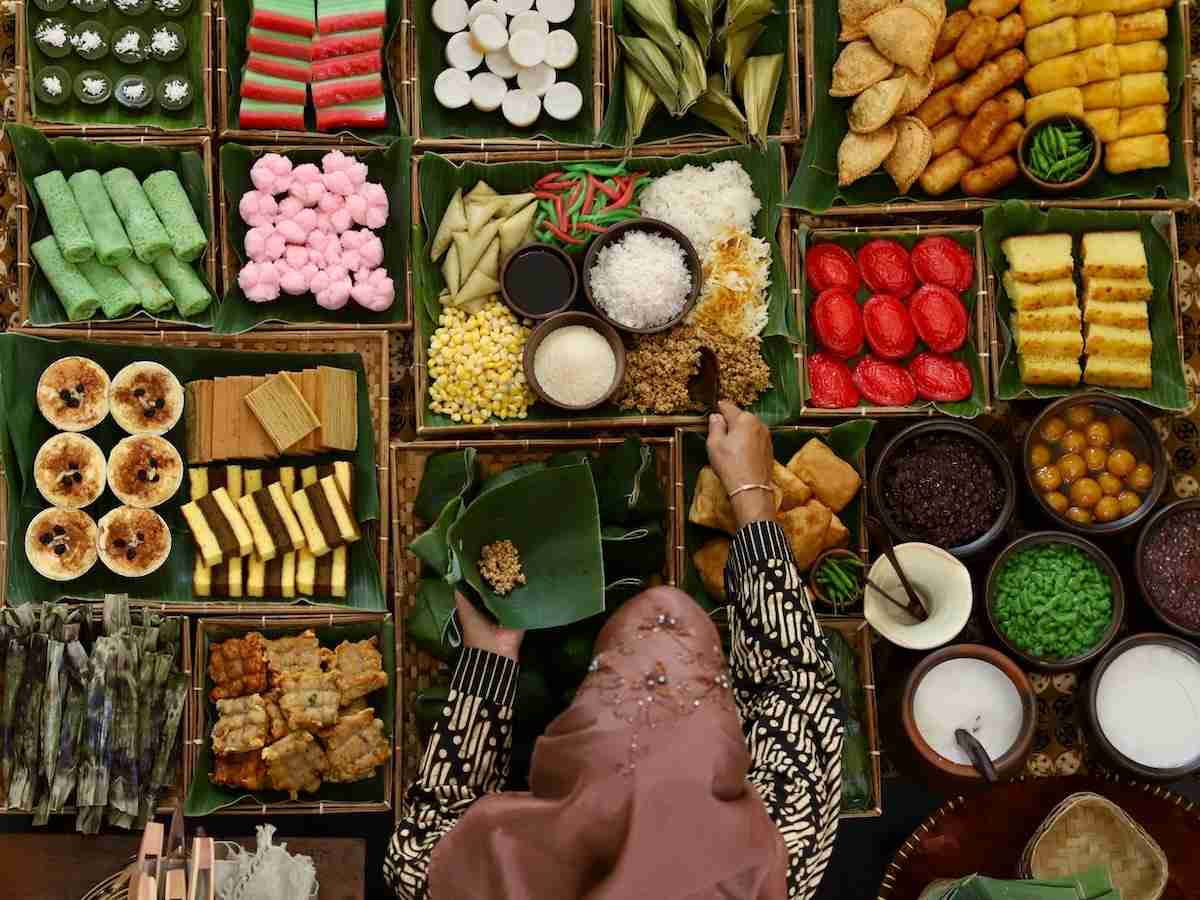 印尼传统甜点和咸味小吃的市场摊位