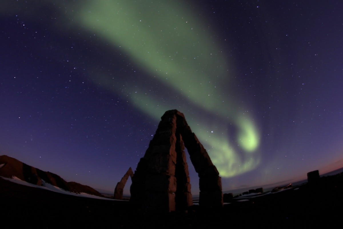 冰岛劳法霍芬北极边缘纪念碑上空的北极光