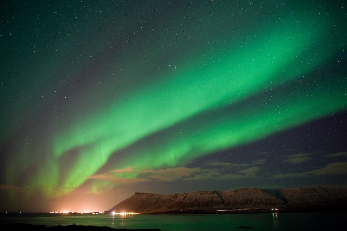 冰岛雷克雅未克北部的极光