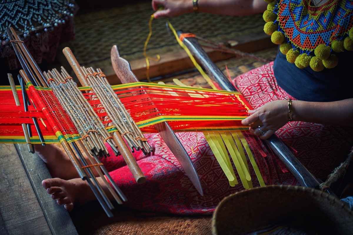 在马来西亚古晋沙捞越文化村制作工艺品