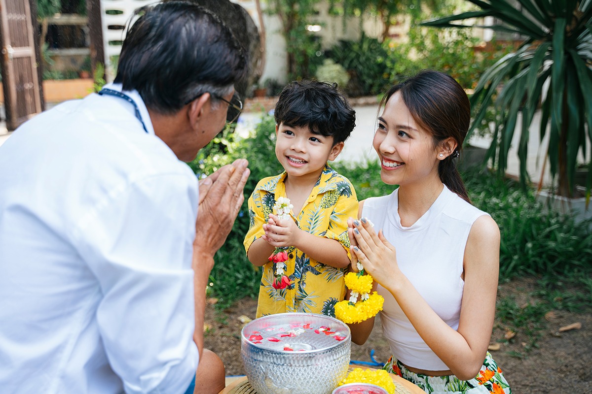 Wai Greeting Etiquette