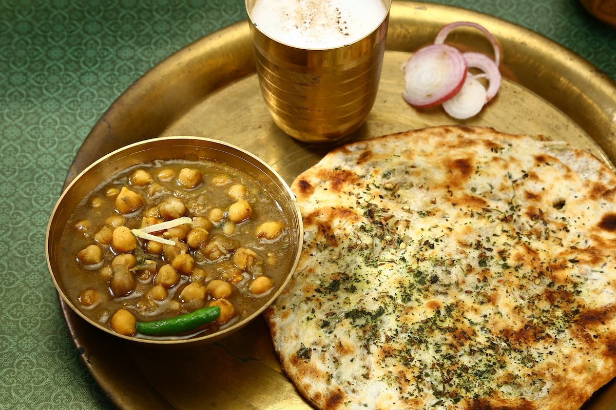 Chole-or-Aloo-Kulcha-with-Choley