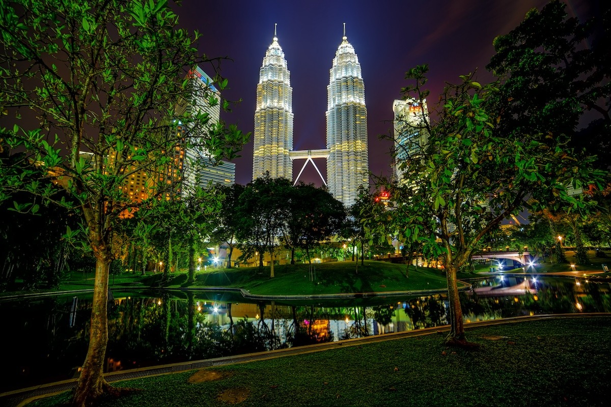 马来西亚顶级夜间景点-双子塔附近的 KLCC 公园