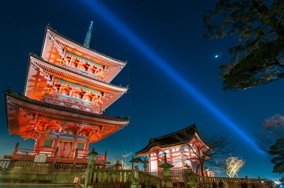 日本京都清水寺的夜间照明