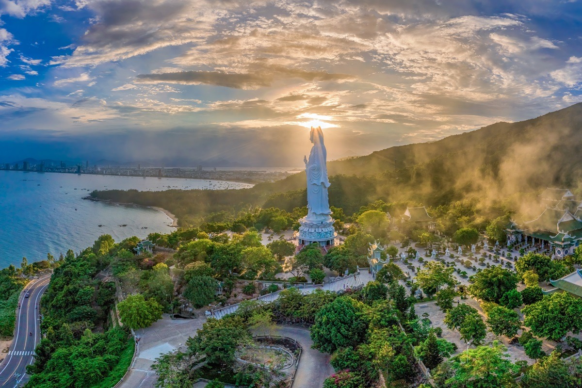 越南岘港的山茶半岛和林翁塔