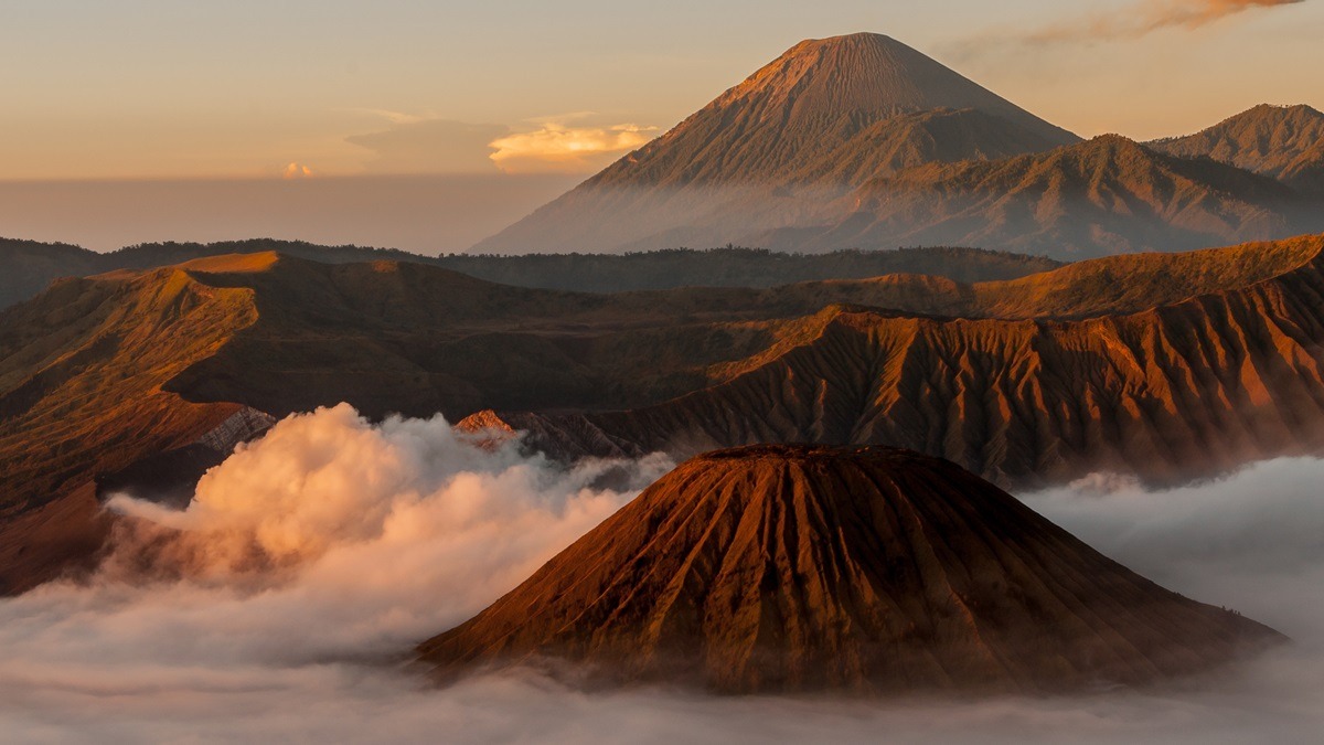 日出附近的布罗莫山