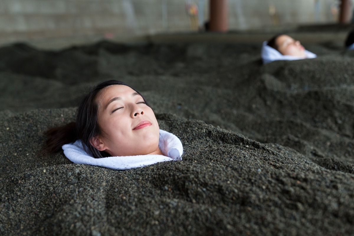 在指宿温泉泡汤的女子